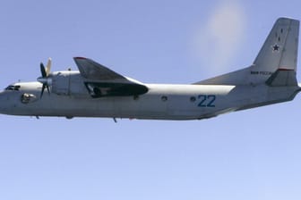 Ein russisches Transportflugzeug von Typ Antonow AN 26 ist nahe einer Militärbasis abgestürzt. Dabei kamen alle Insassen ums Leben.