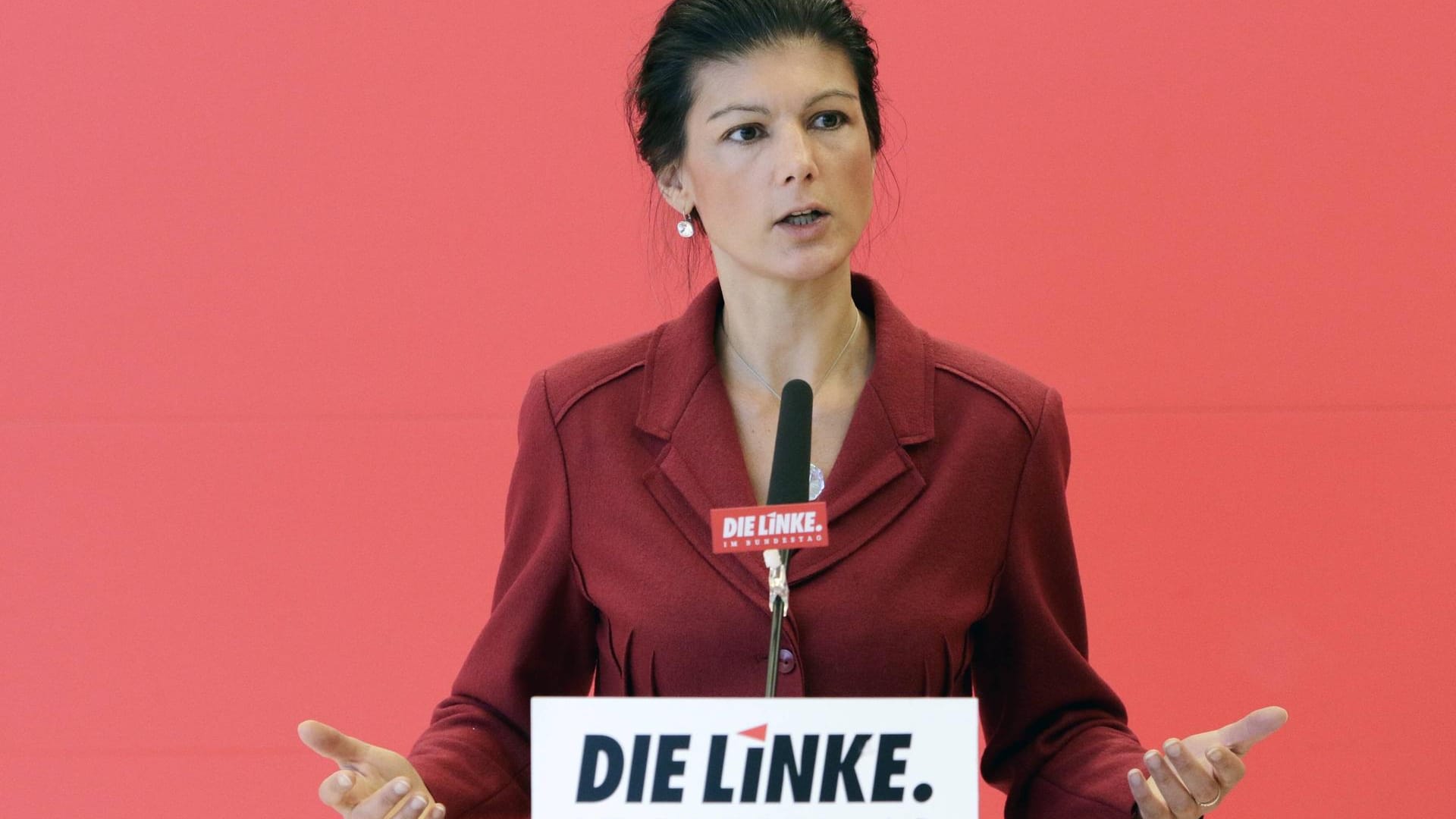 Fraktionsvorsitzende der Linken Sarah Wagenknecht: Eine Kooperation mit dem linken SPD-Flügel, statt Rot-Rot-Grün. Fraktionsvorsitzende der Linken Sarah Wagenknecht: Eine Kooperation mit dem linken SPD-Flügel, statt Rot-Rot-Grün.