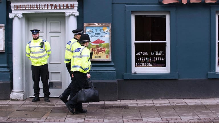Polizisten bewachen ein Lokal in Salisbury: Vor dem Restaurant wurden der vergiftete Ex-Spion und dessen Tochter gefunden.