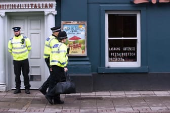Polizisten bewachen ein Lokal in Salisbury: Vor dem Restaurant wurden der vergiftete Ex-Spion und dessen Tochter gefunden.