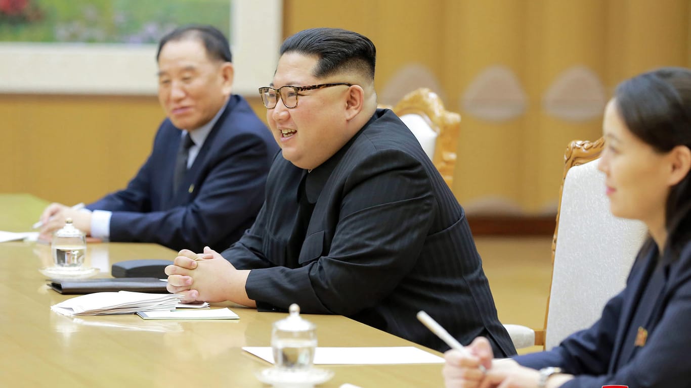 Kim Jong Un (Mitte) mit seiner Schwester Kim Yo Jong und Kim Yong Chol, einem hohen Parteifunktionär während des Treffens mit der südkoreanischen Delegation: Vielleicht brauche Nordkorea bald "gar keine Kernwaffen mehr", wurde er zitiert.