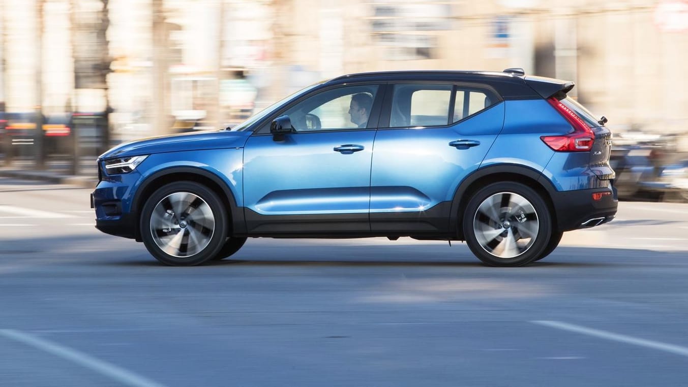 Äußerlich weicht das kompakte SUV etwas von der gewohnten Volvo-Linie ab. Damit sollen jüngere Kunden gewonnen werden. Äußerlich weicht das kompakte SUV etwas von der gewohnten Volvo-Linie ab. Damit sollen jüngere Kunden gewonnen werden.