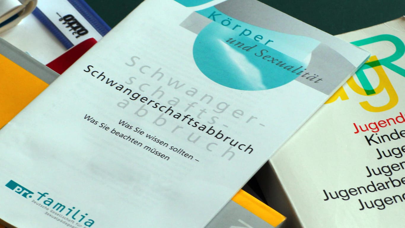Bücher und Informationshefte der Familienberatungsstelle der Diakonie: Die Schwangerschaftsabbrüche in Deutschland sind im Jahr 2017 gestiegen.