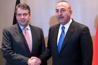 Sigmar Gabriel und Mevlüt Cavusoglu: Der türkische Außenminister fordert eine Entschärfung der Reisehinweise.