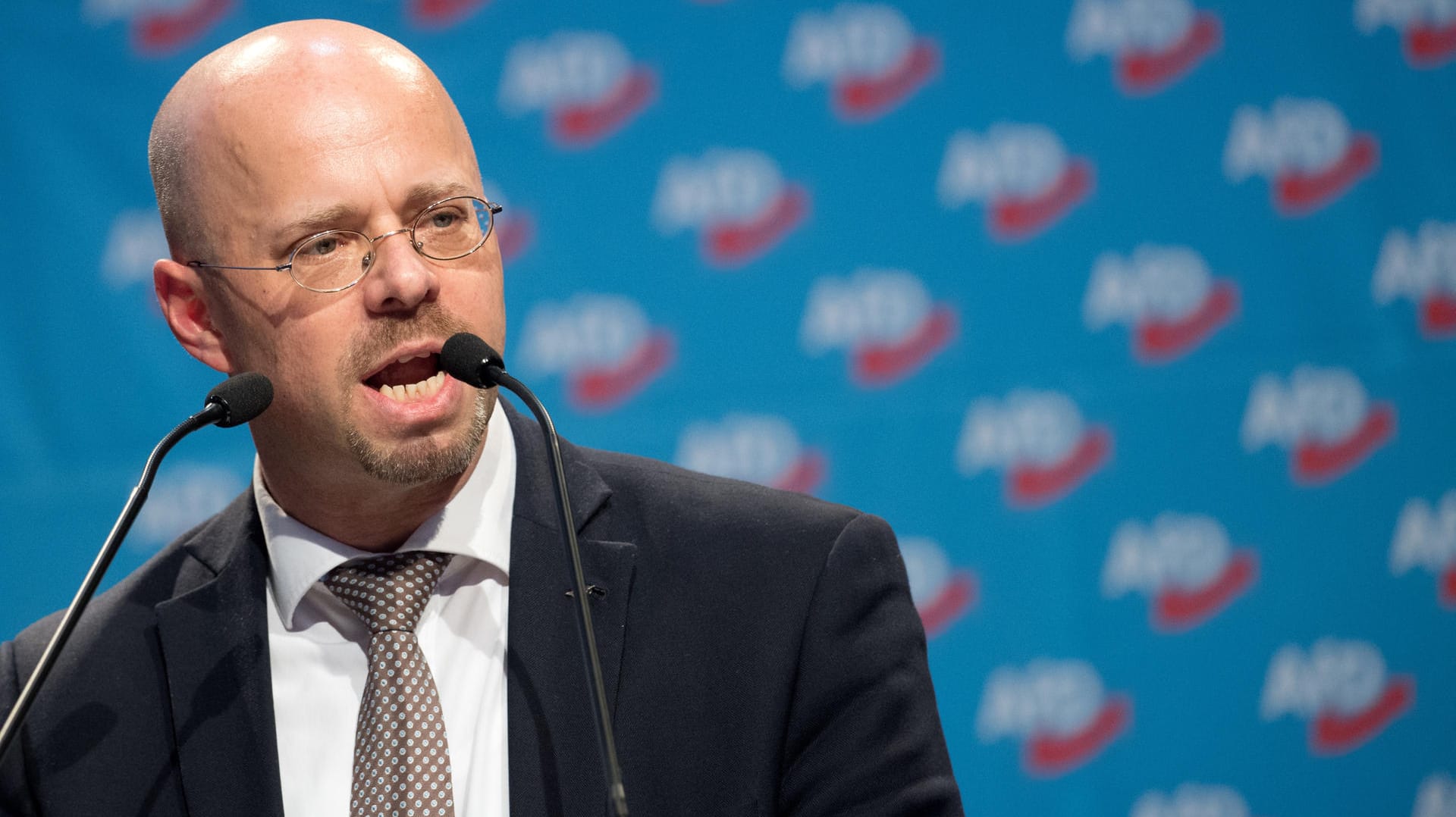 AfD-Landeschef Andreas Kalbitz: Er besuchte 2007 eine rechtsextreme Organisation und steht deswegen nun scharf in der Kritik. AfD-Landeschef Andreas Kalbitz: Er besuchte 2007 eine rechtsextreme Organisation und steht deswegen nun scharf in der Kritik.