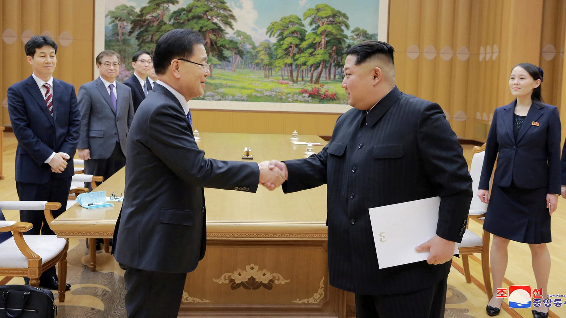 Nordkoreas Machthaber Kim Jong Un (rechts) trifft den südkoreanischen Gesandten Chung Eui Yong: Im April soll es ein Gipfeltreffen beider Länder geben. Nordkoreas Machthaber Kim Jong Un (rechts) trifft den südkoreanischen Gesandten Chung Eui Yong: Im April soll es ein Gipfeltreffen beider Länder geben.