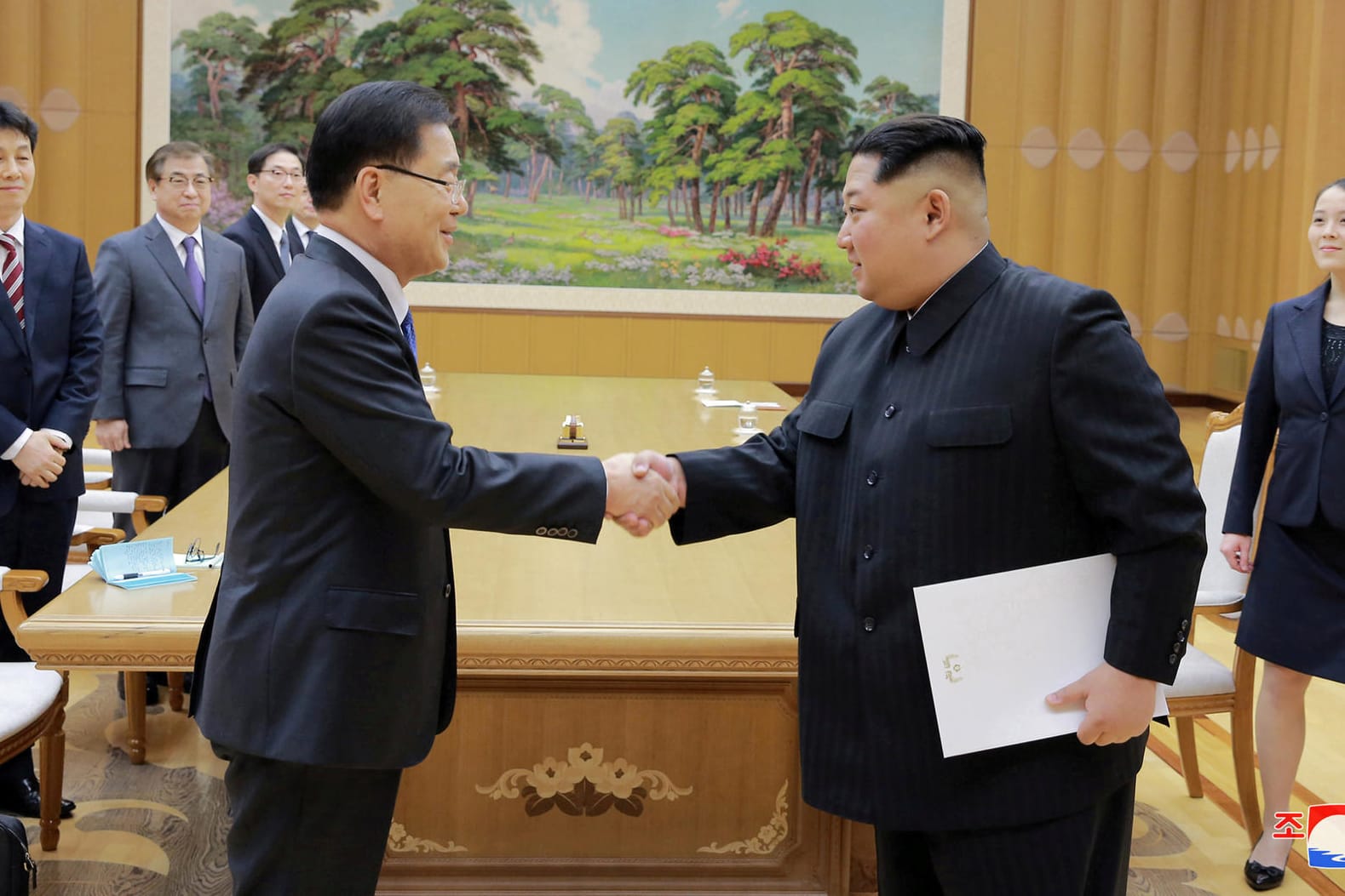Nordkoreas Machthaber Kim Jong Un (rechts) trifft den südkoreanischen Gesandten Chung Eui Yong: Im April soll es ein Gipfeltreffen beider Länder geben.