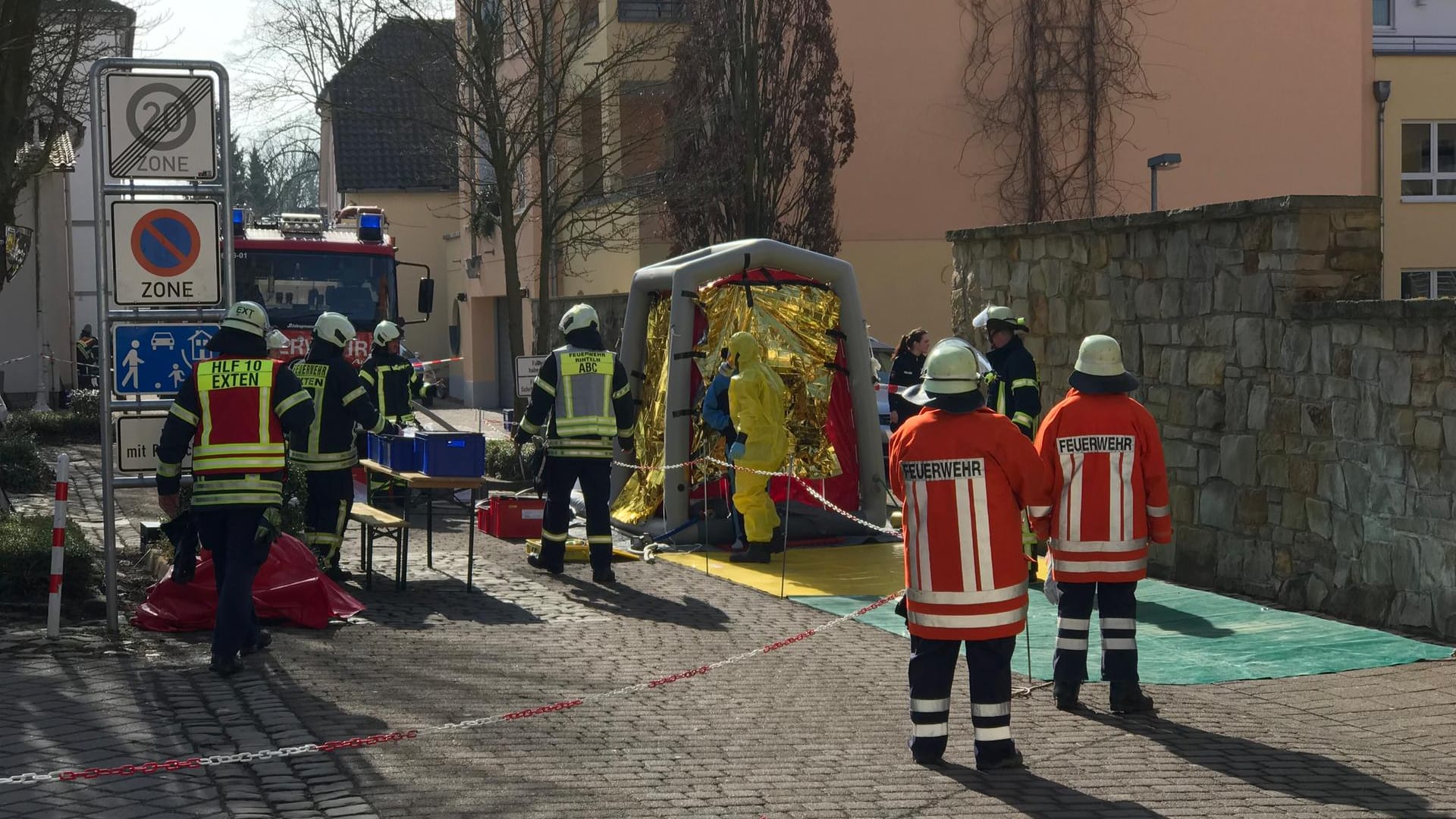 Dekontaminations-Zelt vor dem Amtsgericht in Rinteln: Das Gebäude wurde wegen einer möglichen Vergiftungsgefahr geräumt.