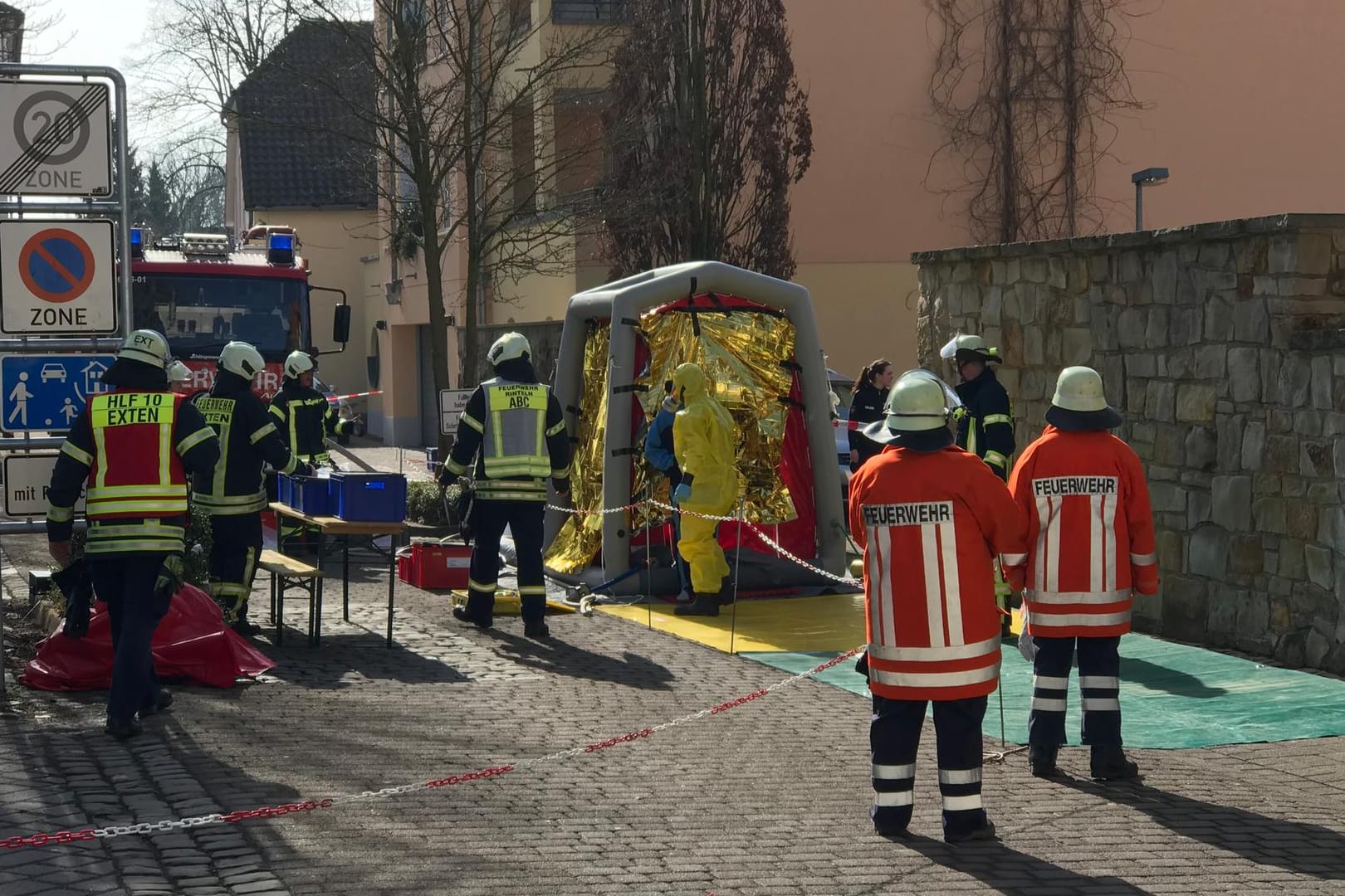 Dekontaminations-Zelt vor dem Amtsgericht in Rinteln: Das Gebäude wurde wegen einer möglichen Vergiftungsgefahr geräumt.