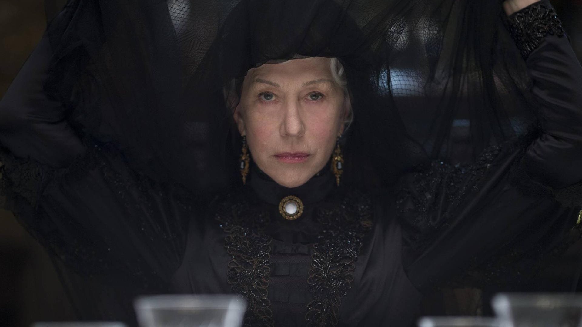 Sarah Winchester (Helen Mirren) baut ein Riesenhaus für verdammte Seelen.