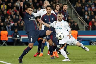 Champions League: Paris Saint-Germains Thiago Silva (links) und Real Madrids Karim Benzema kämpfen um den Ball.