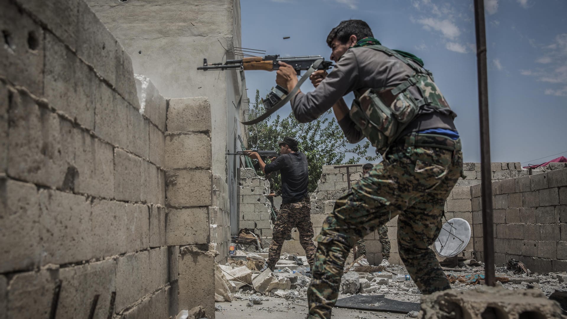 Kurdische Kämpfer in der ehemaligen IS-Hochburg Rakka: Die YPG-Miliz zieht statt gegen die islamistischen Terroristen nun gegen die Türkei in den Kampf. Kurdische Kämpfer in der ehemaligen IS-Hochburg Rakka: Die YPG-Miliz zieht statt gegen die islamistischen Terroristen nun gegen die Türkei in den Kampf.