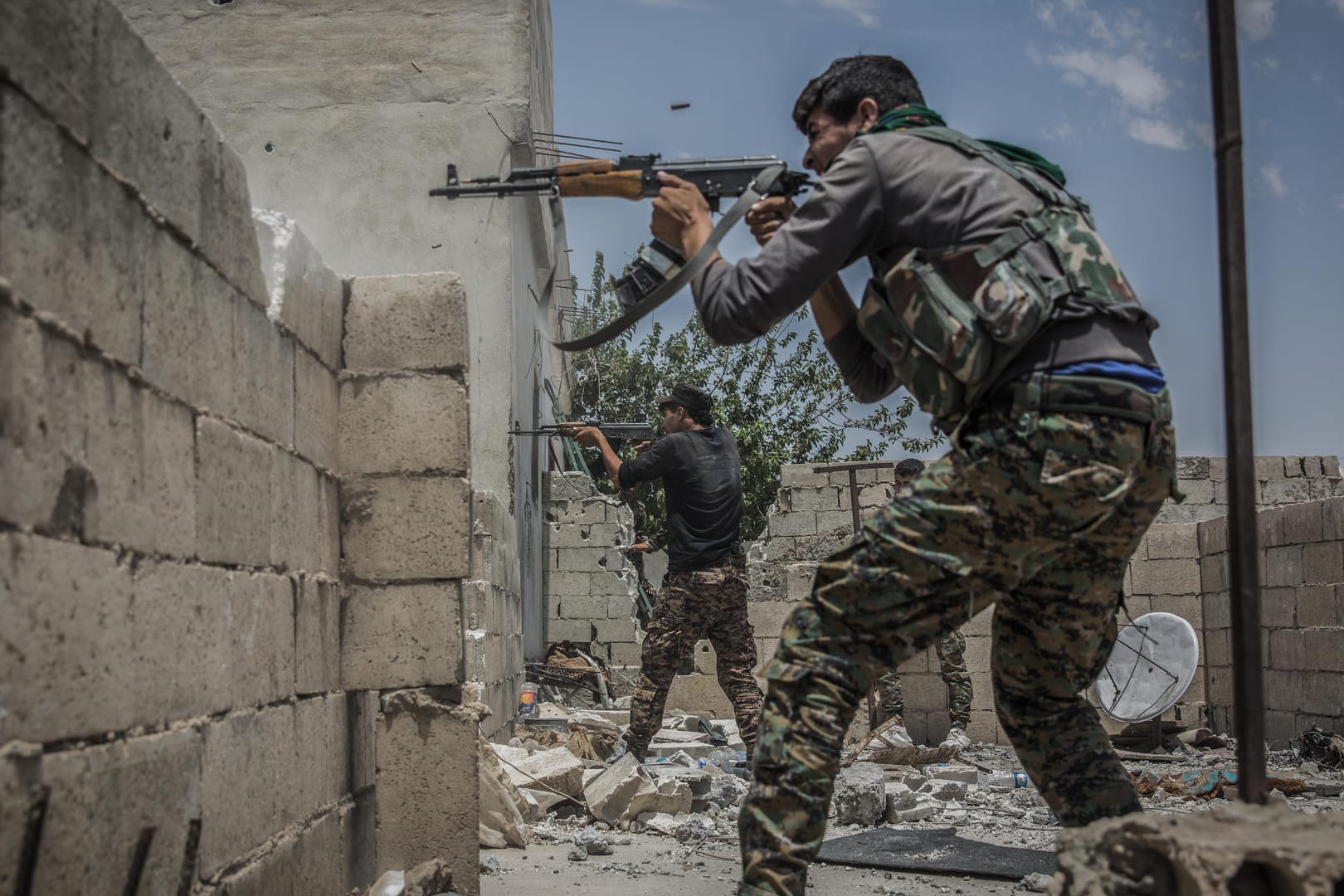 Kurdische Kämpfer in der ehemaligen IS-Hochburg Rakka: Die YPG-Miliz zieht statt gegen die islamistischen Terroristen nun gegen die Türkei in den Kampf.