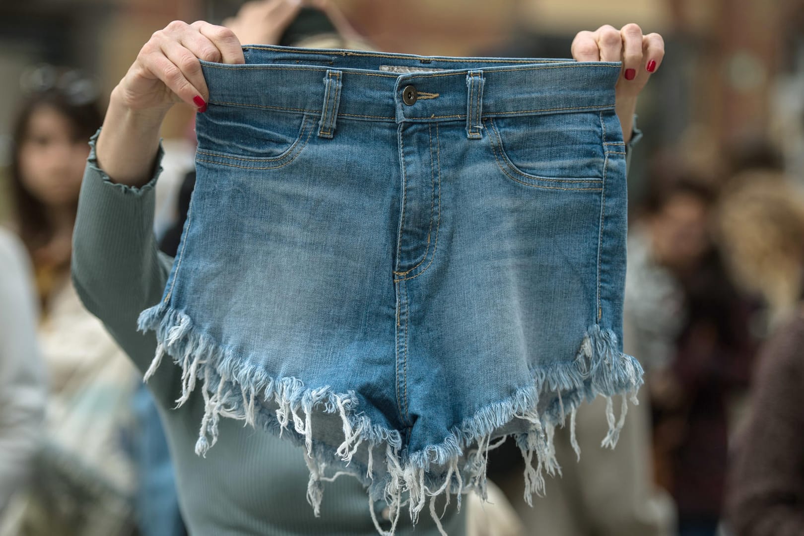 Jeans könnten teurer werden. Die EU-Kommission will unter anderem Hosen der Marke Levis mit Stafzöllen versehen, sollte US-Präsident Donald Trump seinen Handelskrieg mit Europa beginnen.