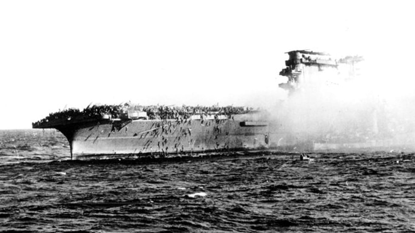 Die Besatzung der USS Lexington verlässt den Flugzeugträger nach dessen Zerstörung im Kampf im Korallenmeer im Mai 1942.