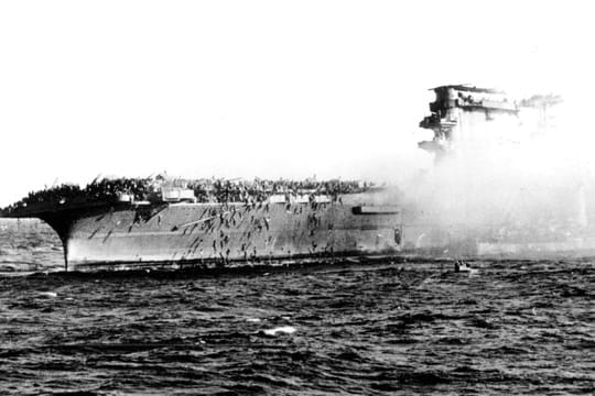 Die Besatzung der USS Lexington verlässt den Flugzeugträger nach dessen Zerstörung im Kampf im Korallenmeer im Mai 1942.