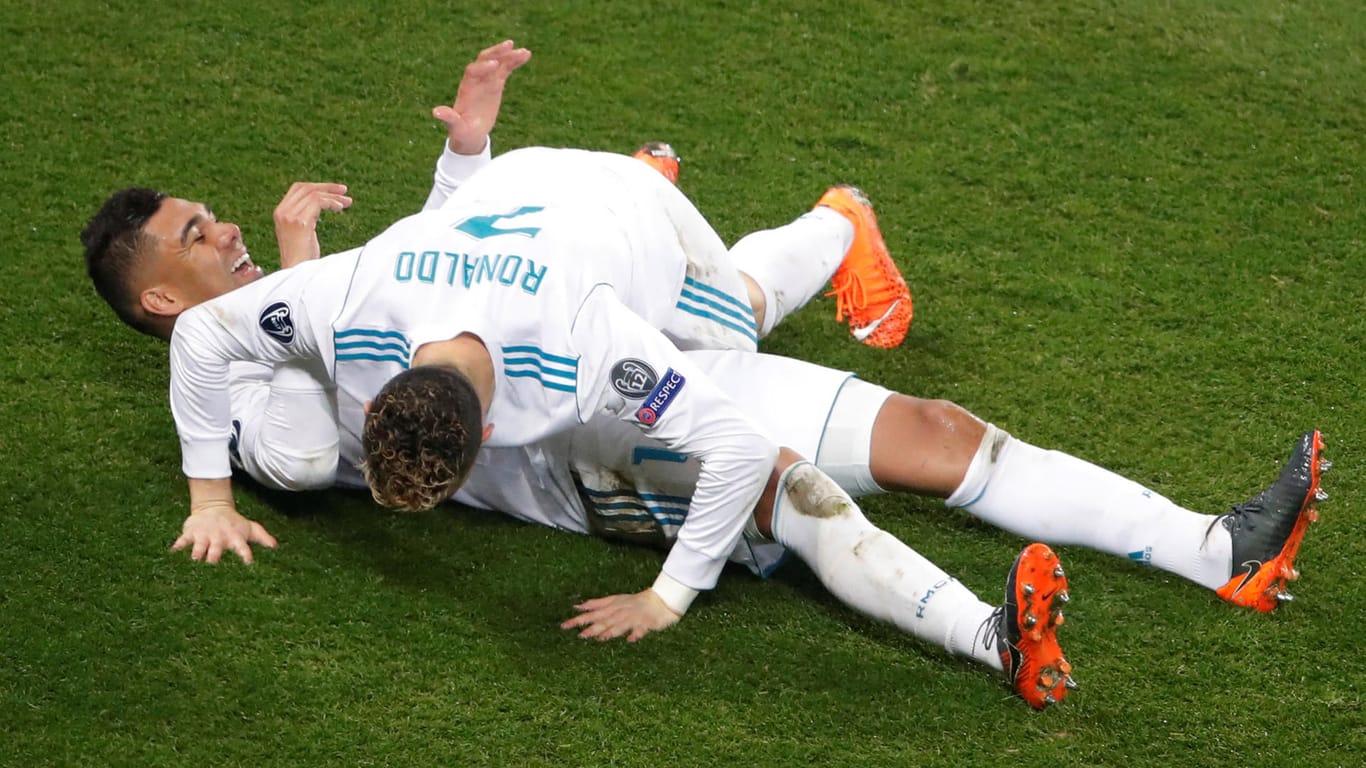 Ungewöhnliche Jubelpose: Ronaldo (oben) und Torschütze Casemiro feiern Reals Treffer zum 2:1.