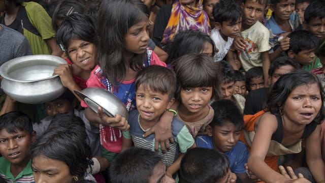 Kinder der muslimischen Rohingya-Minderheit aus Myanmar warten in einem Flüchtlingslager in Bangladesch auf Essensrationen.