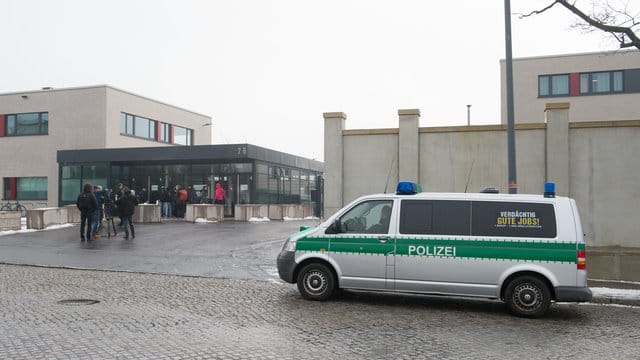 Polizeifahrzeug und Journalisten stehen vor der Justizvollzugsanstalt Dresden. Polizeifahrzeug und Journalisten stehen vor der Justizvollzugsanstalt Dresden.