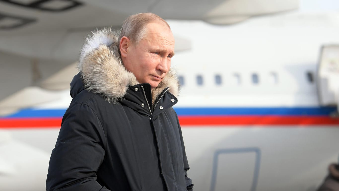 Wladimir Putin, Präsident von Russland, steht in Pelzmantel auf dem Flughafen von Jekaterinburg (Russland): Die Vorwürfe gegen 13 Russen, die den US-Wahlkampf manipuliert haben sollen, lassen Putin völlig kalt.
