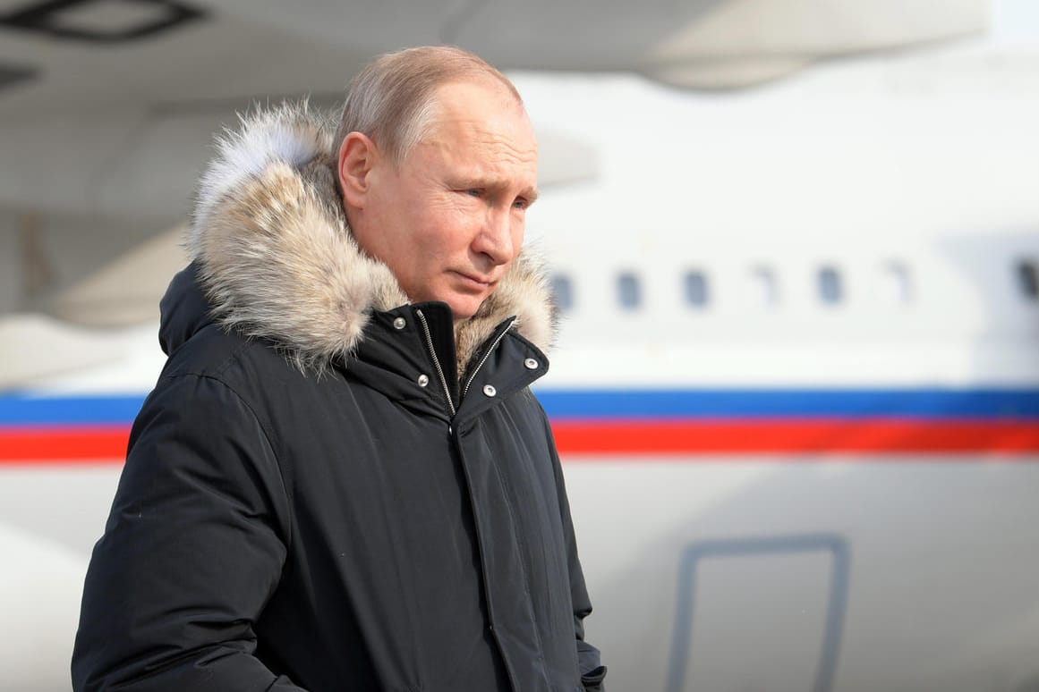 Wladimir Putin, Präsident von Russland, steht in Pelzmantel auf dem Flughafen von Jekaterinburg (Russland): Die Vorwürfe gegen 13 Russen, die den US-Wahlkampf manipuliert haben sollen, lassen Putin völlig kalt.