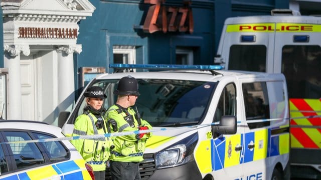 Polizei vor dem Restaurant in dem ein russischer Ex-Spion vergiftet worden sein soll. Polizei vor dem Restaurant in dem ein russischer Ex-Spion vergiftet worden sein soll.