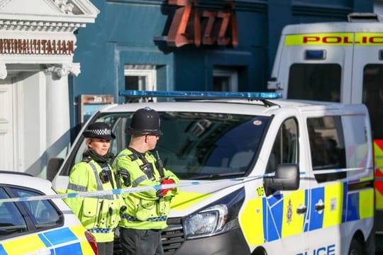Polizei vor dem Restaurant in dem ein russischer Ex-Spion vergiftet worden sein soll.