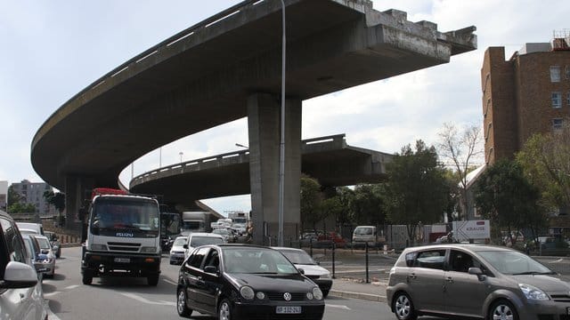 Seit 1977 steht die funktionslose Überführung in der Nähe der berühmten V&A Waterfront. Seit 1977 steht die funktionslose Überführung in der Nähe der berühmten V&A Waterfront.