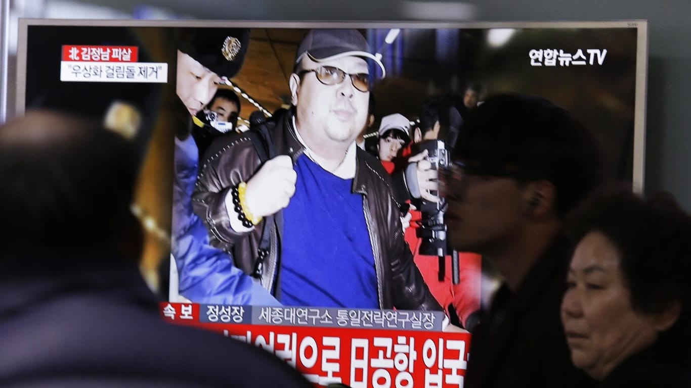 Ein Fernsehen an einem Bahnhof in Seoul (Südkorea) zeigt ein Bild des Halbruders des nordkoreanischen Machthabers Kim Jong Un zu sehen: Das US-Außenministerium beschuldigt das nordkoreanische Regime, Kim Jong Nam getötet zu haben. (Archivbild)