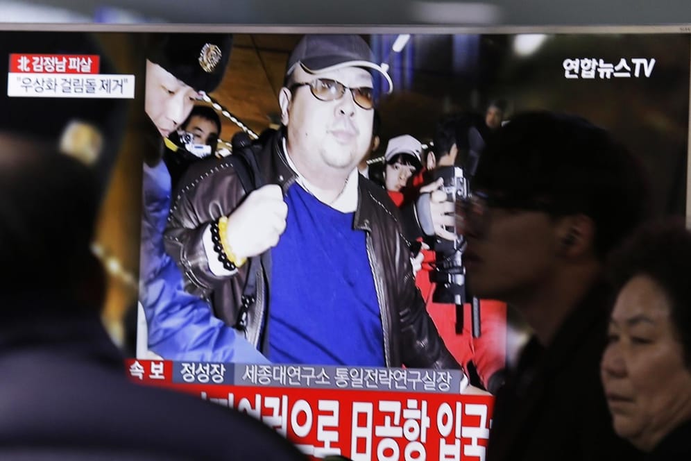 Ein Fernsehen an einem Bahnhof in Seoul (Südkorea) zeigt ein Bild des Halbruders des nordkoreanischen Machthabers Kim Jong Un zu sehen: Das US-Außenministerium beschuldigt das nordkoreanische Regime, Kim Jong Nam getötet zu haben. (Archivbild)