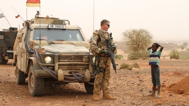 Deutscher UN-Soldat auf Patrouille im malischen Ort Gao. Deutscher UN-Soldat auf Patrouille im malischen Ort Gao.