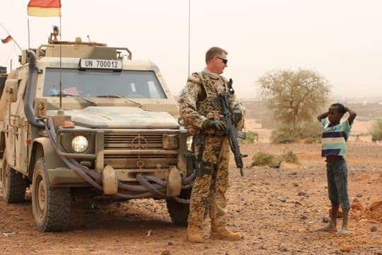 Deutscher UN-Soldat auf Patrouille im malischen Ort Gao.