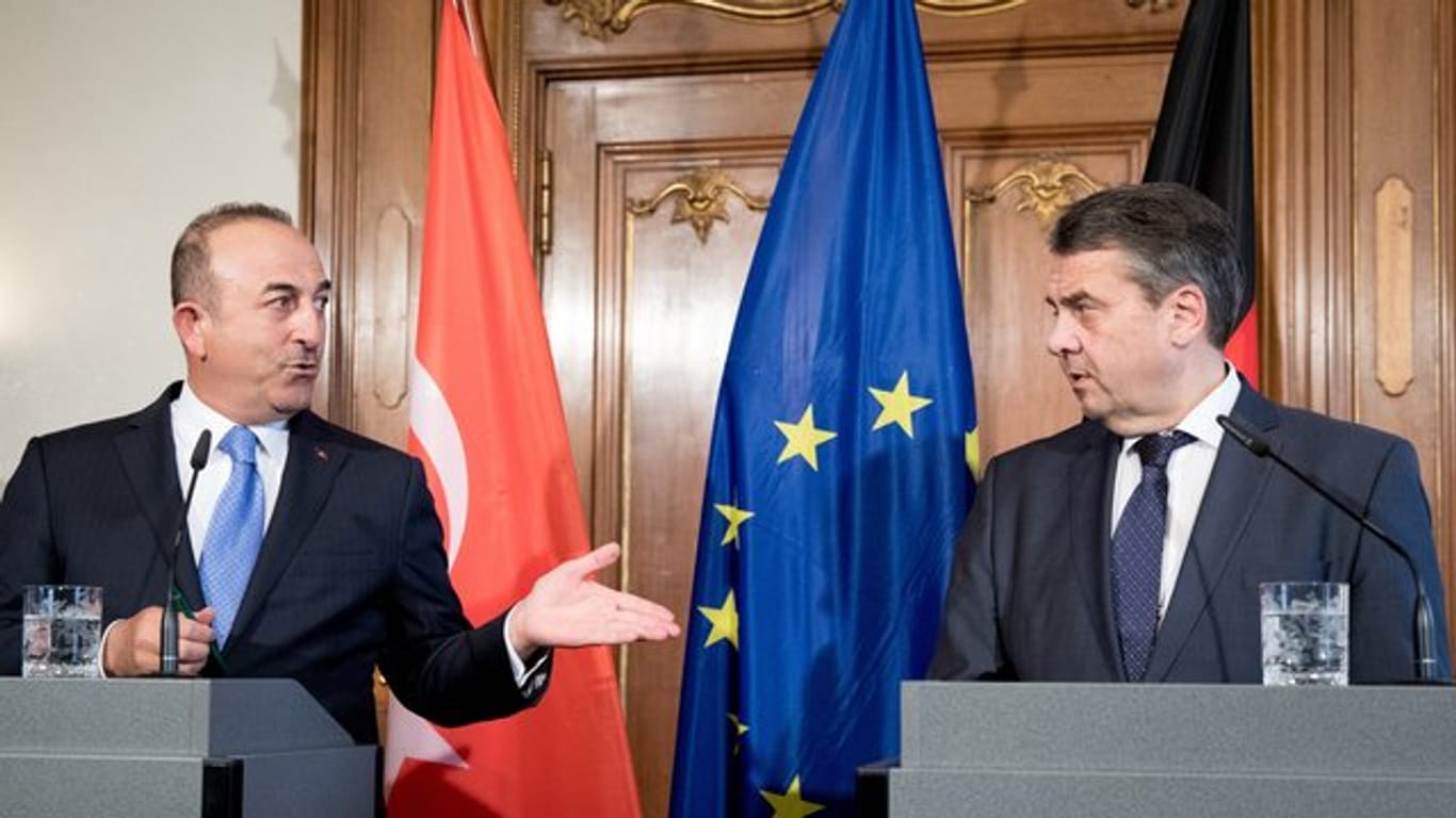 Cavusoglu hat sich bei seinem Deutschland-Besuch mit Sigmar Gabriel (SPD) getroffen.