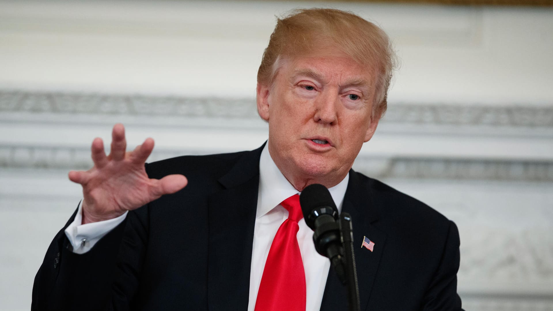 Donald Trump spricht im Weißen Haus in Washington (USA): Das US-Justizministerium verklagt Kalifornien, da es Migranten schützt, die illegal im Land leben.