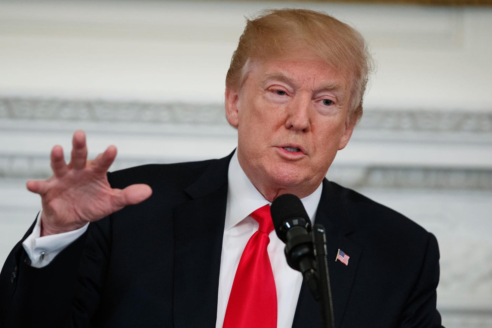 Donald Trump spricht im Weißen Haus in Washington (USA): Das US-Justizministerium verklagt Kalifornien, da es Migranten schützt, die illegal im Land leben.