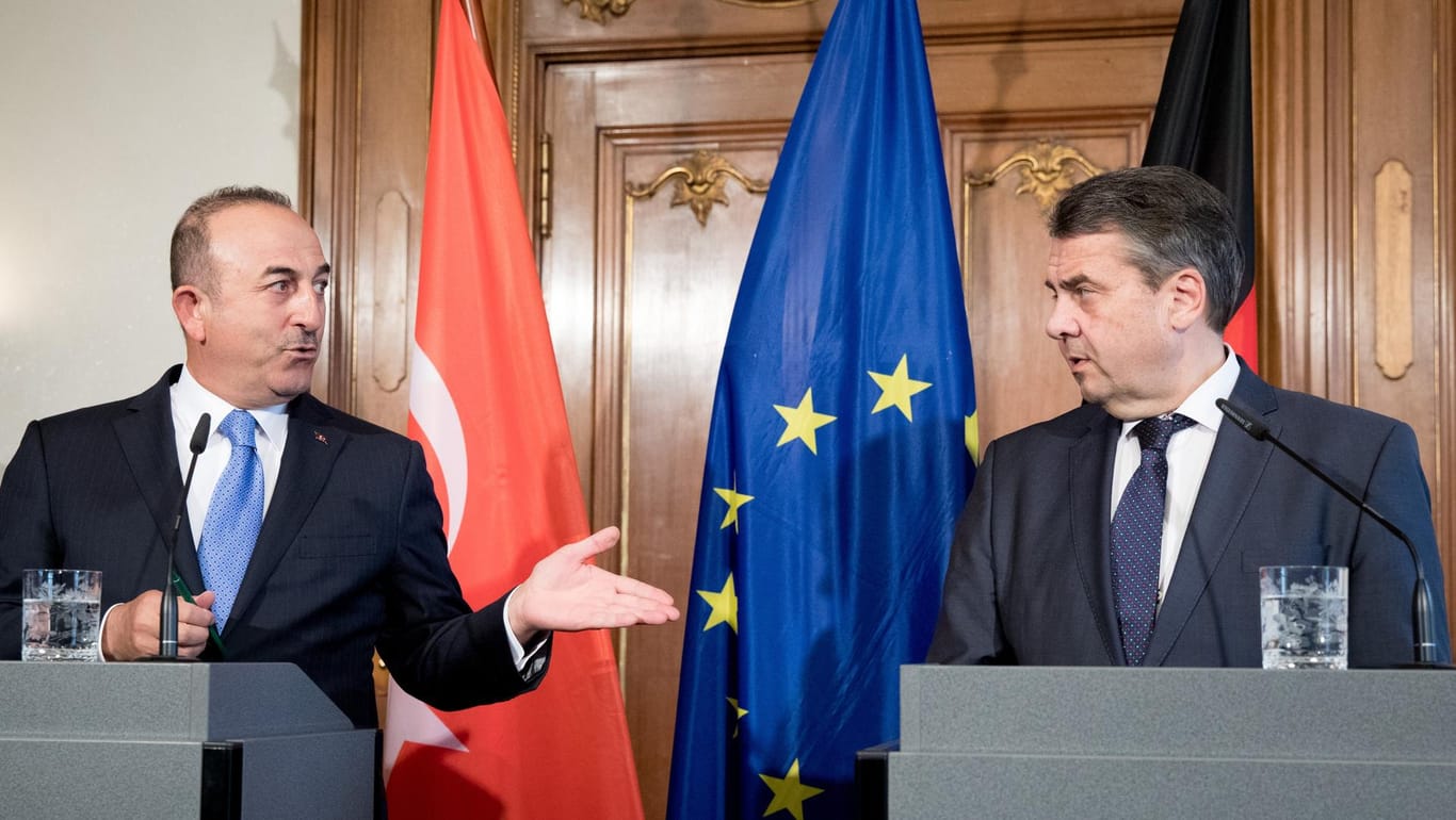 Cavusoglu (l.) und Gabriel am Dienstag in Berlin: Er sei beunruhigt, "dass Deutschland zu einem sicheren Hafen für alle diese Kriminellen werden könnte", sagte der türkische Außenminister.