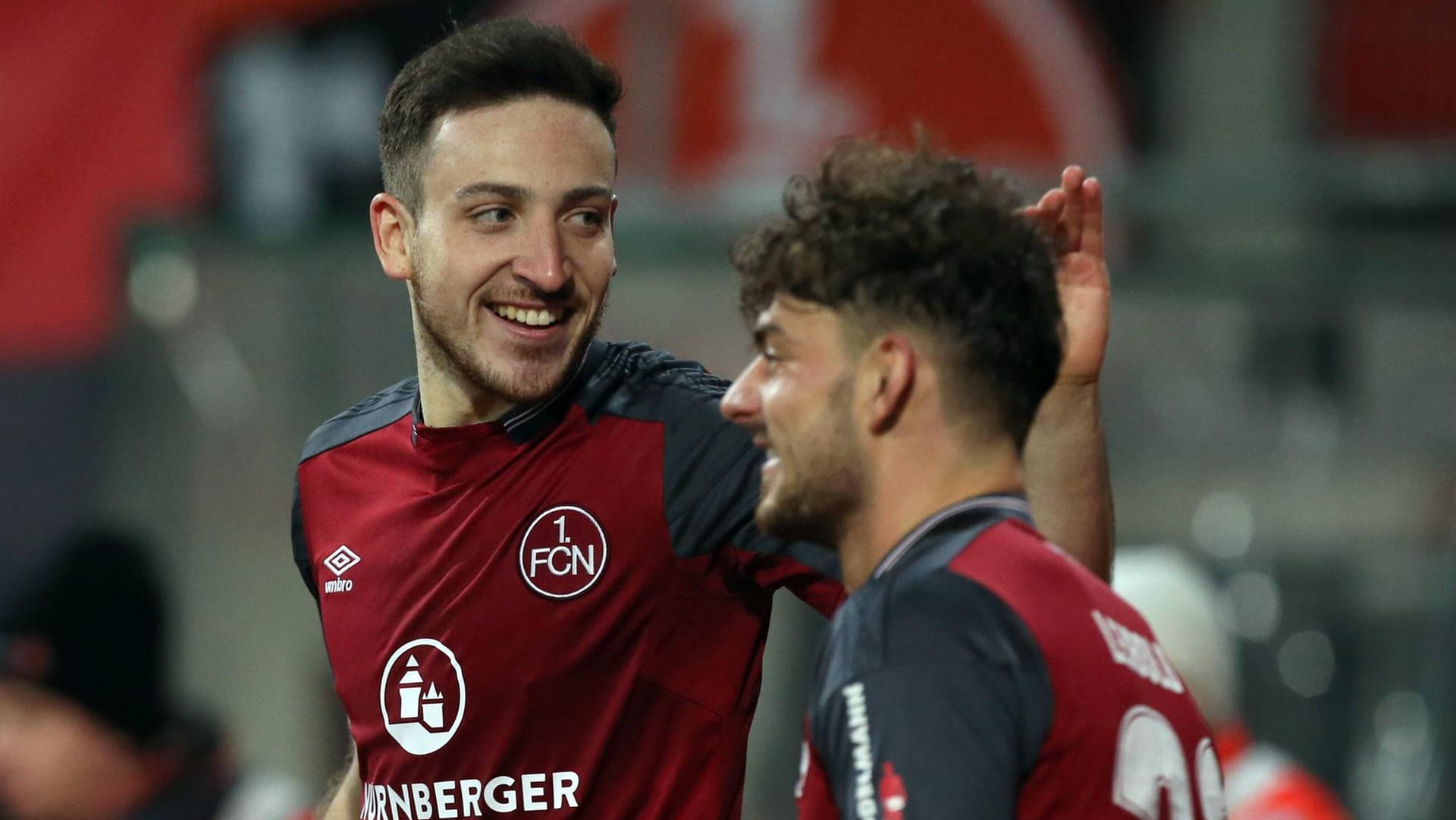 Kevin Möhwald (l.) und Tim Leibold liegen mit dem 1. FC Nürnberg auf Platz zwei in der zweiten Liga.