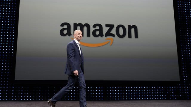 Bezos übernahm mit einem geschätzten Gesamtvermögen von 112 Milliarden US-Dollar die Spitzenposition in der alljährlichen Bestenliste der reichsten Menschen der Welt.