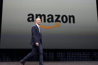 Bezos übernahm mit einem geschätzten Gesamtvermögen von 112 Milliarden US-Dollar die Spitzenposition in der alljährlichen Bestenliste der reichsten Menschen der Welt.