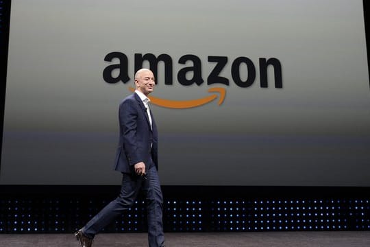Bezos übernahm mit einem geschätzten Gesamtvermögen von 112 Milliarden US-Dollar die Spitzenposition in der alljährlichen Bestenliste der reichsten Menschen der Welt.
