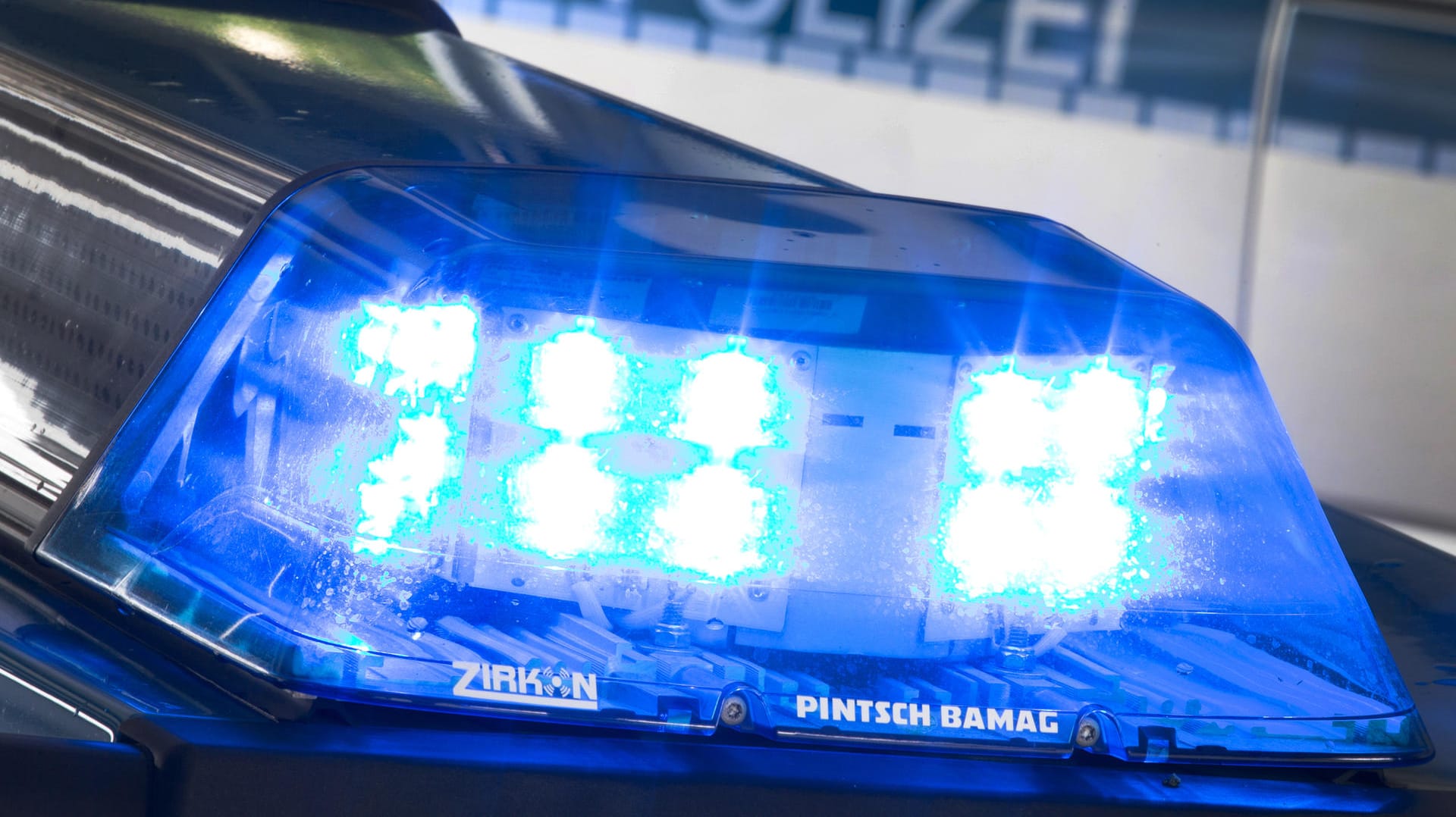 Ein Blaulicht leuchtet auf dem Dach eines Polizeiwagens: Ein 24-Jähriger hat in Berlin seinen Vater erstochen, auch die Mutter erlitt schwere Verletzungen. (Symbolbild) Ein Blaulicht leuchtet auf dem Dach eines Polizeiwagens: Ein 24-Jähriger hat in Berlin seinen Vater erstochen, auch die Mutter erlitt schwere Verletzungen. (Symbolbild)