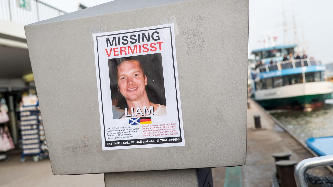 Ein Plakat mit der Bitte zur Suche nach dem vermissten Schotten Liam Colgan hängt an den Landungsbrücken: Die Deutsche Post beteiligt sich an der Suche nach dem vor drei Wochen auf der Reeperbahn verschwundenen Mann.
