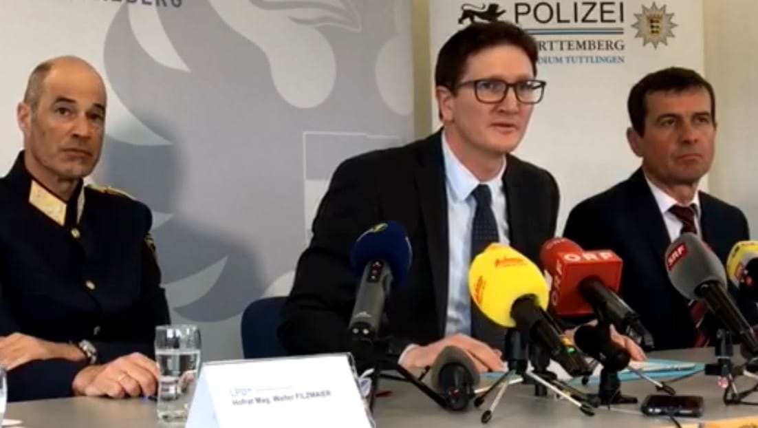 Ermittler bei der Pressekonferenz in Bregenz: Die Polizei hat hunderte Waffen und Tausende Schuss Munition bei Durchsuchungen in vier Ländern sichergestellt. Ermittler bei der Pressekonferenz in Bregenz: Die Polizei hat hunderte Waffen und Tausende Schuss Munition bei Durchsuchungen in vier Ländern sichergestellt.
