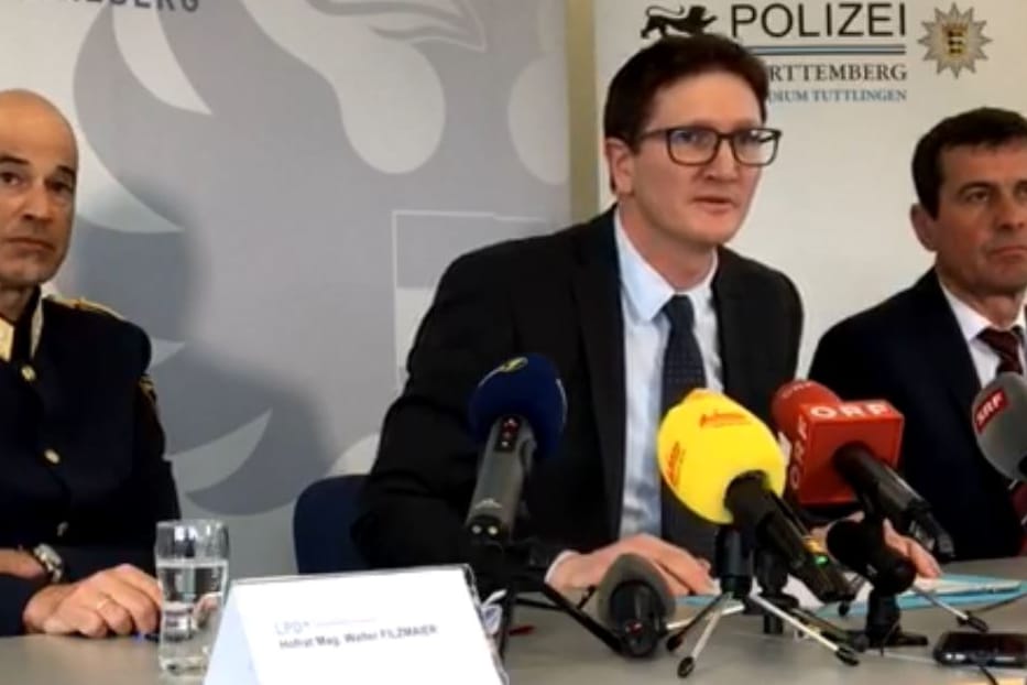 Ermittler bei der Pressekonferenz in Bregenz: Die Polizei hat hunderte Waffen und Tausende Schuss Munition bei Durchsuchungen in vier Ländern sichergestellt.