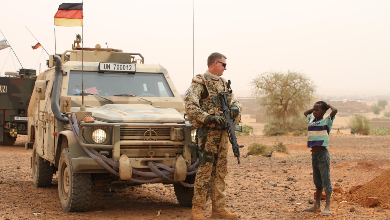Ein deutscher Blauhelmsoldat und ein Kind in Gao, Mali: Der Einsatz in dem westafrikanischen Land gilt als gefährlichster der Bundeswehr.
