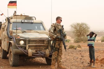Ein deutscher Blauhelmsoldat und ein Kind in Gao, Mali: Der Einsatz in dem westafrikanischen Land gilt als gefährlichster der Bundeswehr.