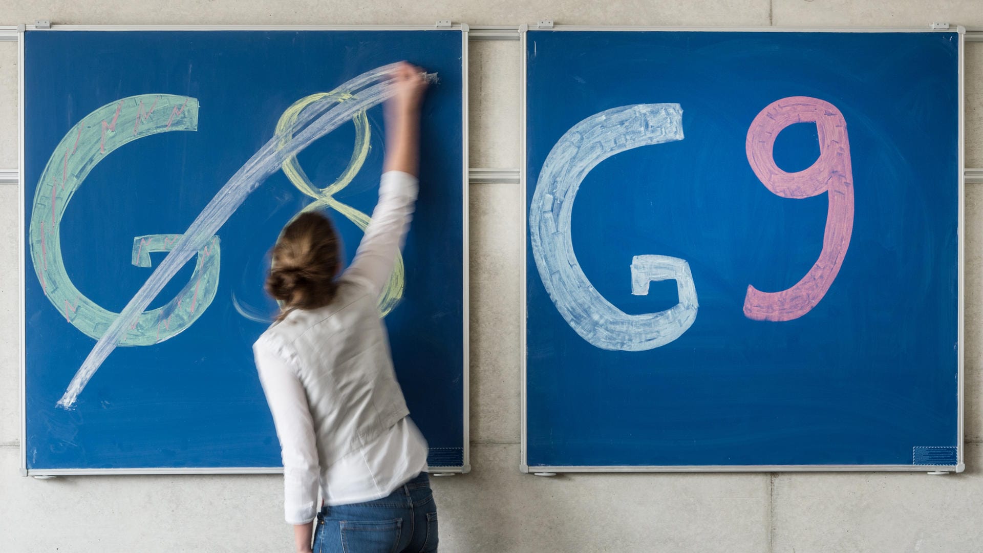 Eine Schülerin der Oberstufe streicht an einem Gymnasium den Schriftzug "G8" an einer Tafel durch, daneben lässt sie «G9» unberührt: Die NRW-Landesregierung hat die Rückkehr zum neunjährigen Gymnasium beschlossen. Eine Schülerin der Oberstufe streicht an einem Gymnasium den Schriftzug "G8" an einer Tafel durch, daneben lässt sie «G9» unberührt: Die NRW-Landesregierung hat die Rückkehr zum neunjährigen Gymnasium beschlossen.