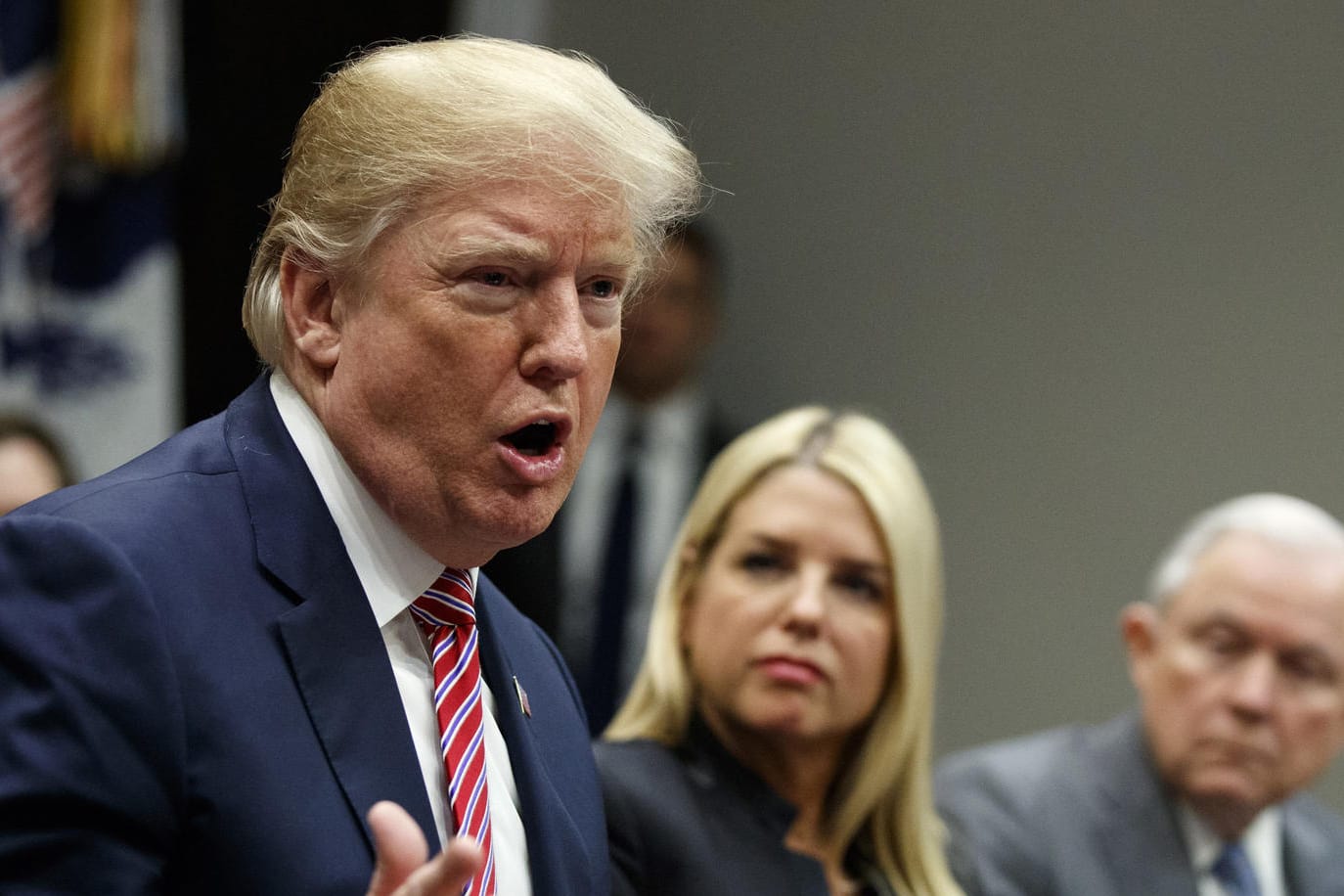 Donald Trump und Justizminister Jeff Sessions (r.) im Weißen Haus: Auch Sessions wollte Trump bereits den Rücken kehren.
