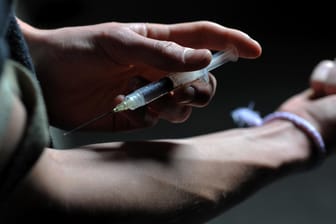 Mann mit Heroin-Spritze: Zwischen Juli 2016 und September 2017 hat die US-Gesundheitsbehörde CDC 142.557 Fälle von Opioid-Überdosen registriert (Symbolbild).