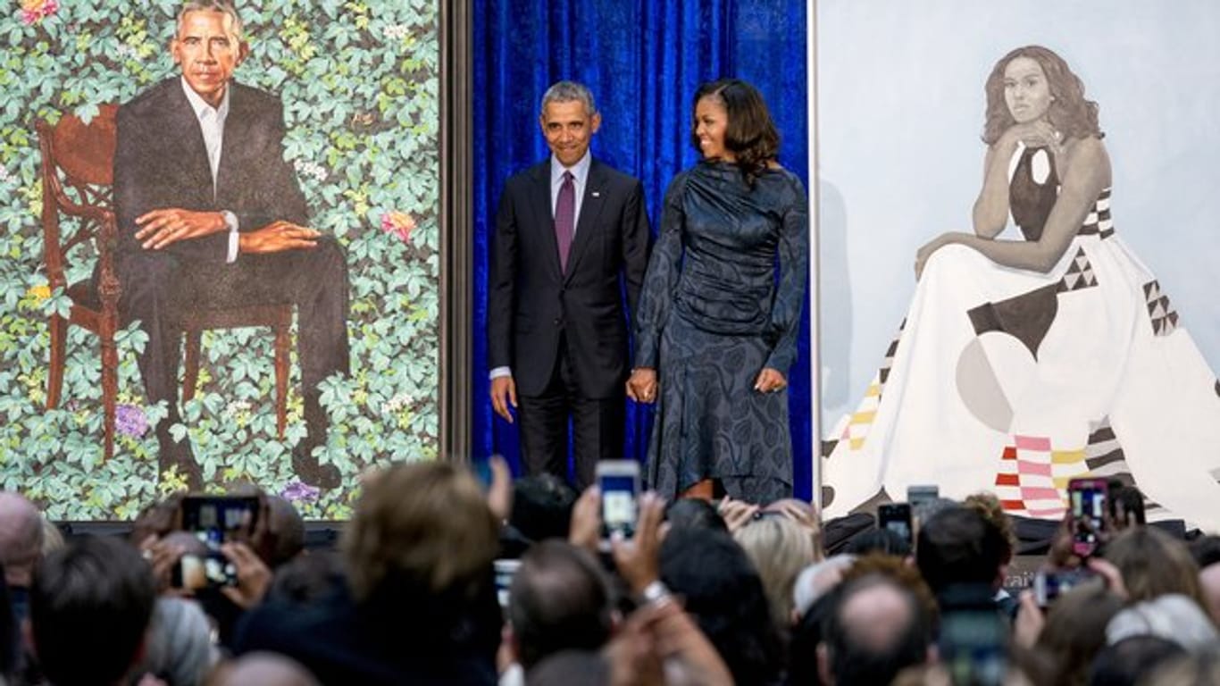 Barack Obama und seine Frau Michelle Obama nach der Enthüllung ihrer Porträts in der National Portrait Gallery.